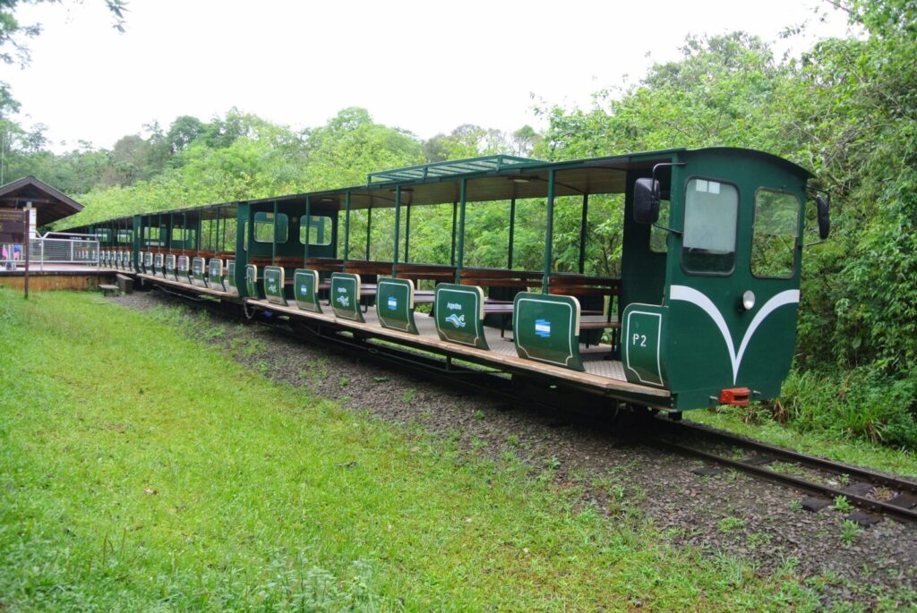 イグアス国立公園内のトロッコ電車